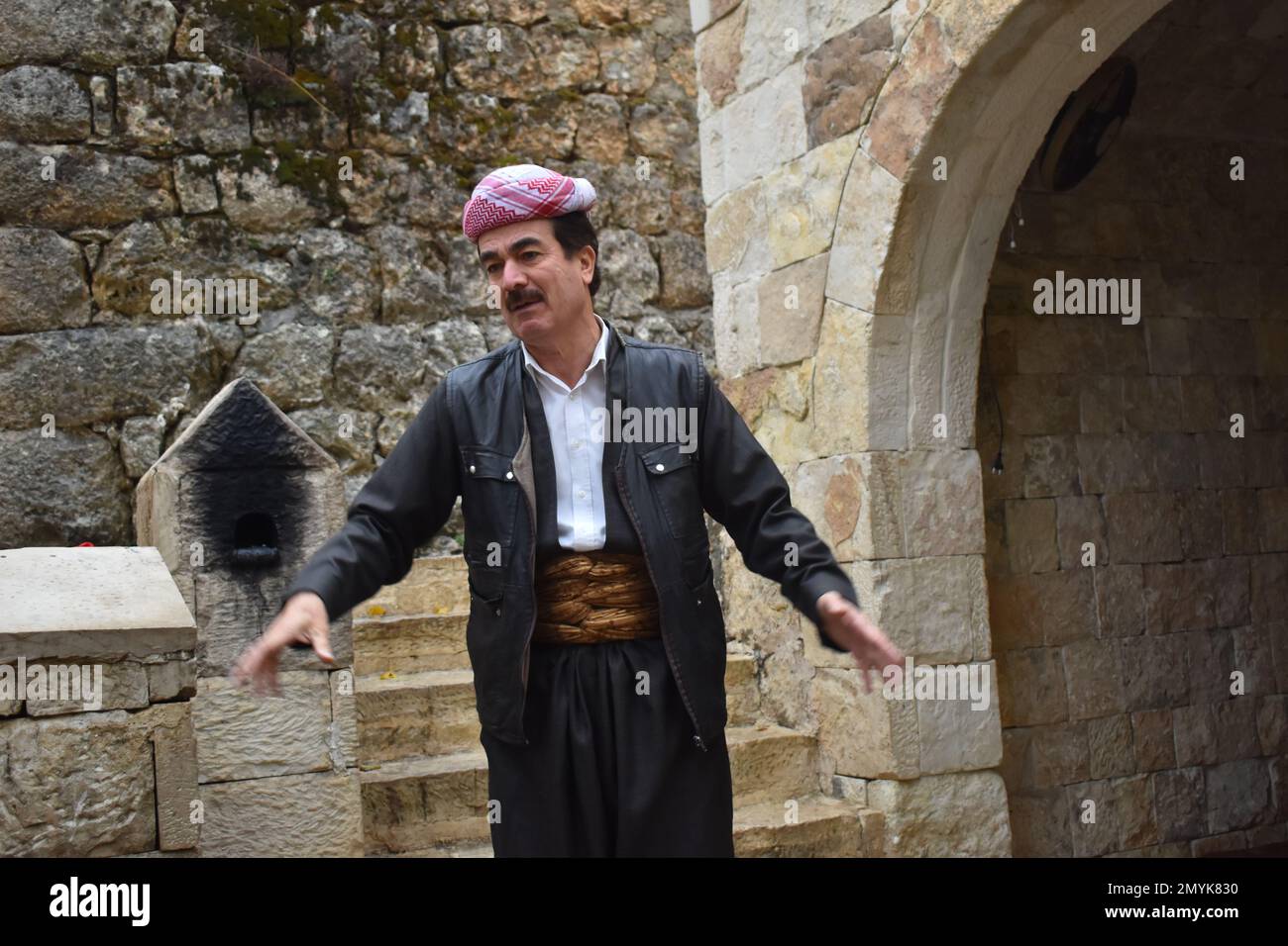 Lukman, ein Reiseleiter am historischen Lalish-Tempel im Nordirak, der heiligsten Stätte der Yazidi Stockfoto