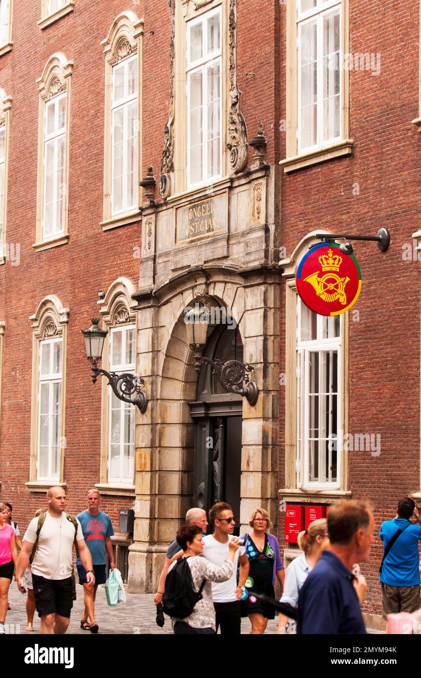 Die Menschen genießen Kopenhagens Altstadt. Stockfoto