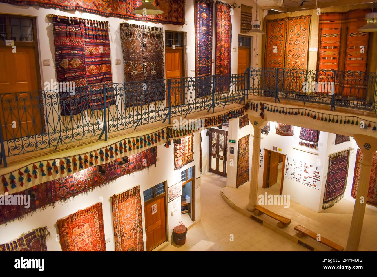 Handgefertigte Teppiche im Textilmuseum, Erbil Zitadelle, Irak Stockfoto