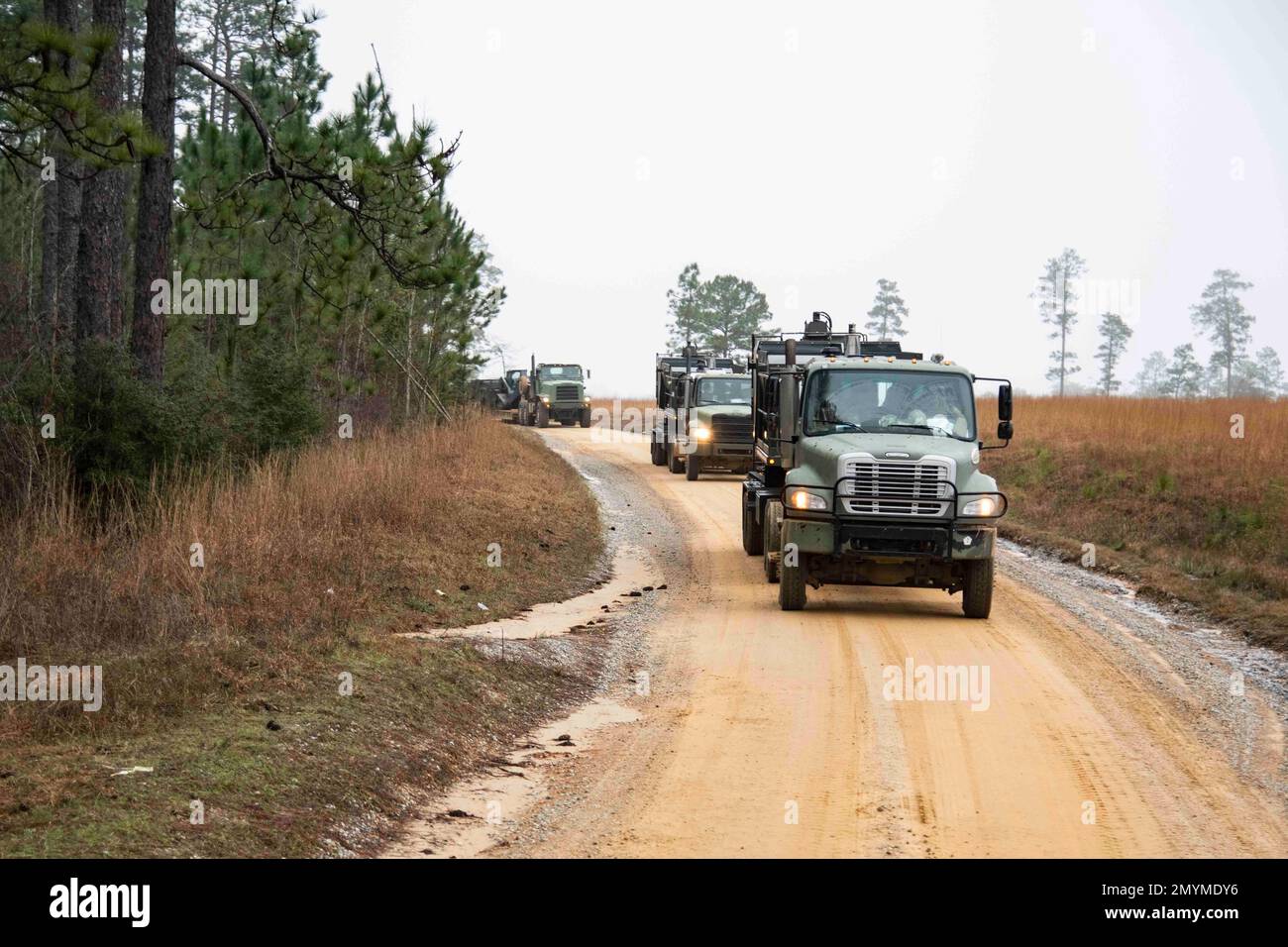 220201-N-PI330-1032 Camp Shelby, Mississippi (1. Februar 2023) Seebäume, dem Mobile Construction Bataillon 133 (NMCB 133) zugeteilt, bewegen sich als Konvoi während einer Feldübung in Camp Shelby, Mississippi, 1. Februar 2023. NMCB 133 ist in Camp Shelby, Mississippi, tätig als Teil des Navy Expeditionary Combat Command, das die fortgeschrittene Phase des Einsatzbereitschaftstrainings (FRTP) durchführt. (USA Marinebild von Mass Communication Specialist 2. Klasse Andrew Waters/veröffentlicht) Stockfoto