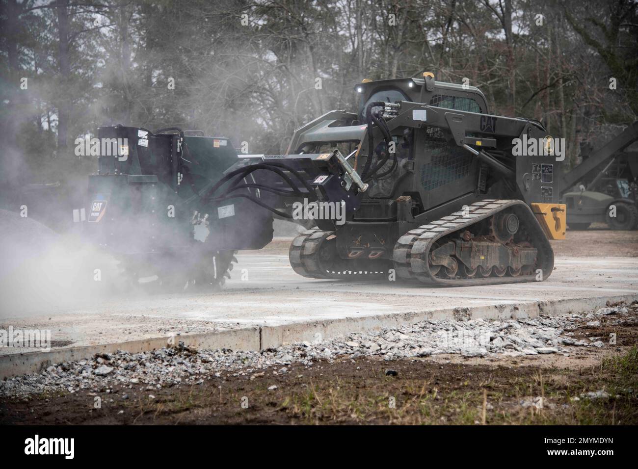 220201-N-PI330-1258 Camp Shelby, Mississippi (1. Februar 2023) Seabees, dem Naval Mobile Construction Battalion 133 (NMCB 133) zugeteilt, verwenden eine Betonsäge, um beschädigten Beton von einem Flugplatz zu entfernen, als Teil einer Reparaturübung für Schäden am Flugplatz während einer Feldübung in Camp Shelby, Mississippi, am 1. Februar 2023. NMCB 133 ist in Camp Shelby, Mississippi, tätig als Teil des Navy Expeditionary Combat Command, das die fortgeschrittene Phase des Einsatzbereitschaftstrainings (FRTP) durchführt. (USA Marinebild von Mass Communication Specialist 2. Klasse Andrew Waters/veröffentlicht) Stockfoto