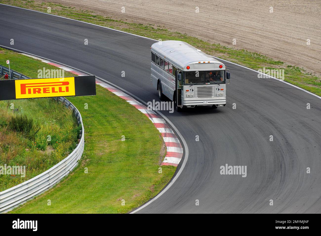 Der Touristenbus fährt hin- und Rückfahrt auf der Formel-1-Rennstrecke von Zandvoort, Zandvoort, Provinz Nordholland, Niederlande Stockfoto