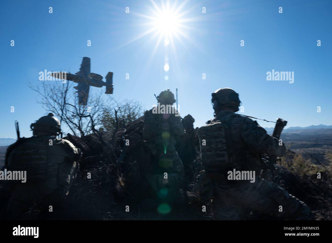 Special Tactics TACtical Air Control Party-Betreiber führen am 25. Januar 2023 in Green Valley, Arizona, eine Flugschulung durch. TACPs integrieren Luftkampfkraft und Oberflächenfeuer in den Bodenplan des Manövers und ermöglichen so dynamische und tödliche Feuerkraft auf dem heutigen Schlachtfeld. (USA Air Force Foto von Tech. Sgt. Carly Kavish) Stockfoto