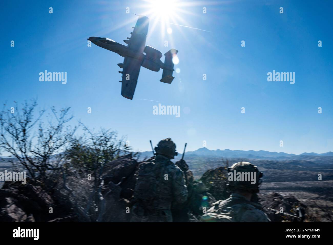 Special Tactics TACtical Air Control Party-Betreiber führen am 25. Januar 2023 in Green Valley, Arizona, eine Flugschulung durch. TACPs integrieren Luftkampfkraft und Oberflächenfeuer in den Bodenplan des Manövers und ermöglichen so dynamische und tödliche Feuerkraft auf dem heutigen Schlachtfeld. (USA Air Force Foto von Tech. Sgt. Carly Kavish) Stockfoto