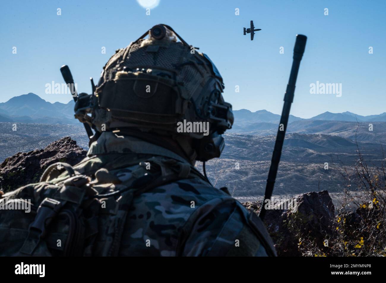 Special Tactics TACtical Air Control Party-Betreiber führen am 25. Januar 2023 in Green Valley, Arizona, eine Flugschulung durch. TACPs integrieren Luftkampfkraft und Oberflächenfeuer in den Bodenplan des Manövers und ermöglichen so dynamische und tödliche Feuerkraft auf dem heutigen Schlachtfeld. (USA Air Force Foto von Tech. Sgt. Carly Kavish) Stockfoto