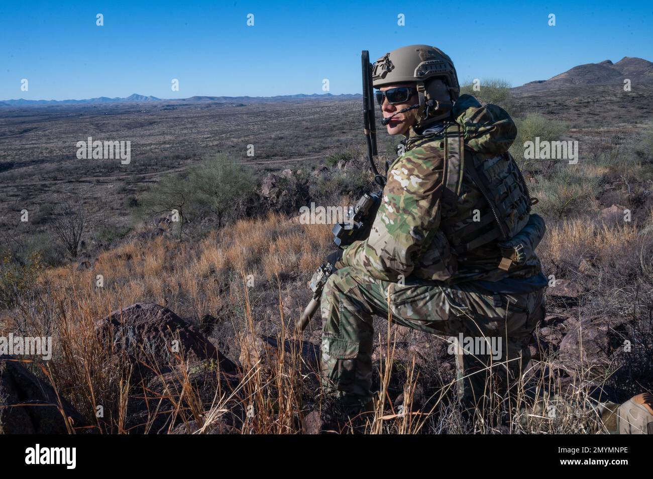 Special Tactics TACtical Air Control Party-Betreiber führen am 25. Januar 2023 in Green Valley, Arizona, eine Flugschulung durch. TACPs integrieren Luftkampfkraft und Oberflächenfeuer in den Bodenplan des Manövers und ermöglichen so dynamische und tödliche Feuerkraft auf dem heutigen Schlachtfeld. (USA Air Force Foto von Tech. Sgt. Carly Kavish) Stockfoto