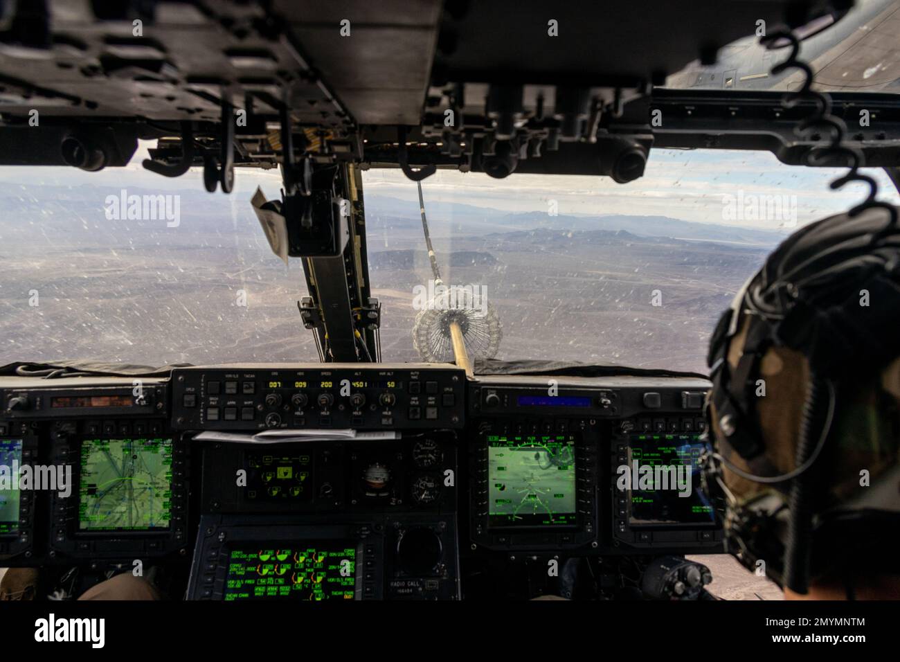 USA Captain Brady Scott, Pilot beim Marine Medium Tiltrotor Squadron (VMM) 261, führt einen MV-22B Osprey in eine Tankkapsel über Marine Corps Air Ground Combat Center Twentynine Palms, Kalifornien, 30. Januar 2023. Der VMM-261 ist für die Unterstützung von Bodeneinheiten auf See während der Service Level Training Übung 2-23 geschult, einer Reihe von Übungen zur Vorbereitung von Marines auf Einsätze rund um den Globus. VMM-261 ist eine Untereinheit von 2. Marine Aircraft Wing, dem Luftkampfelement der II Marine Expeditionary Force. (USA Marinekorps (Foto: CPL. Caleb Stelter) Stockfoto