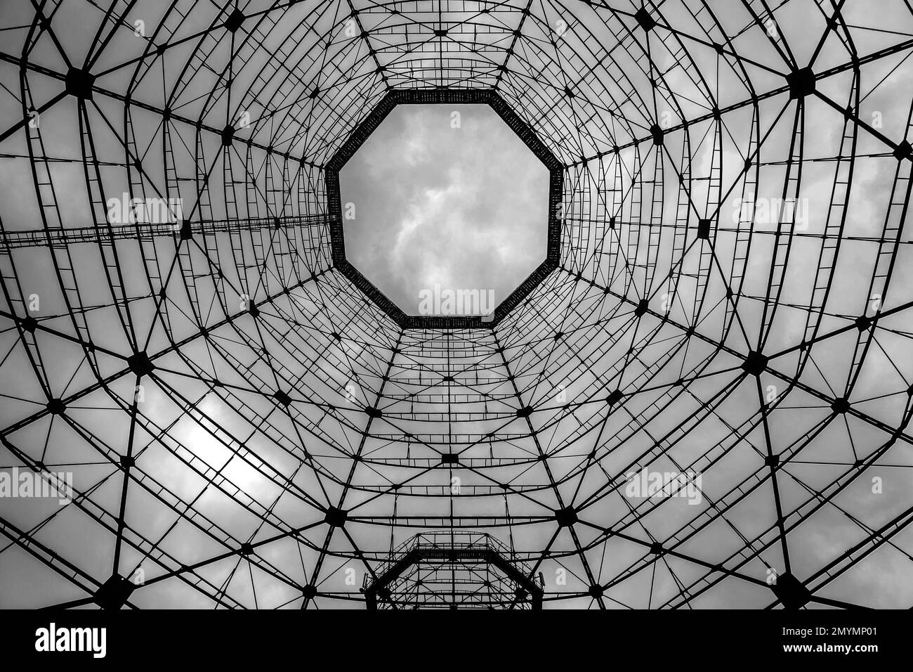 Kühlturm, Gasometerskelett auf dem Gelände des Zeche Zollverein Kokereiofens, UNESCO-Weltkulturerbe, Essen, Ruhrgebiet, Nordrhein-Westfalen, Stockfoto