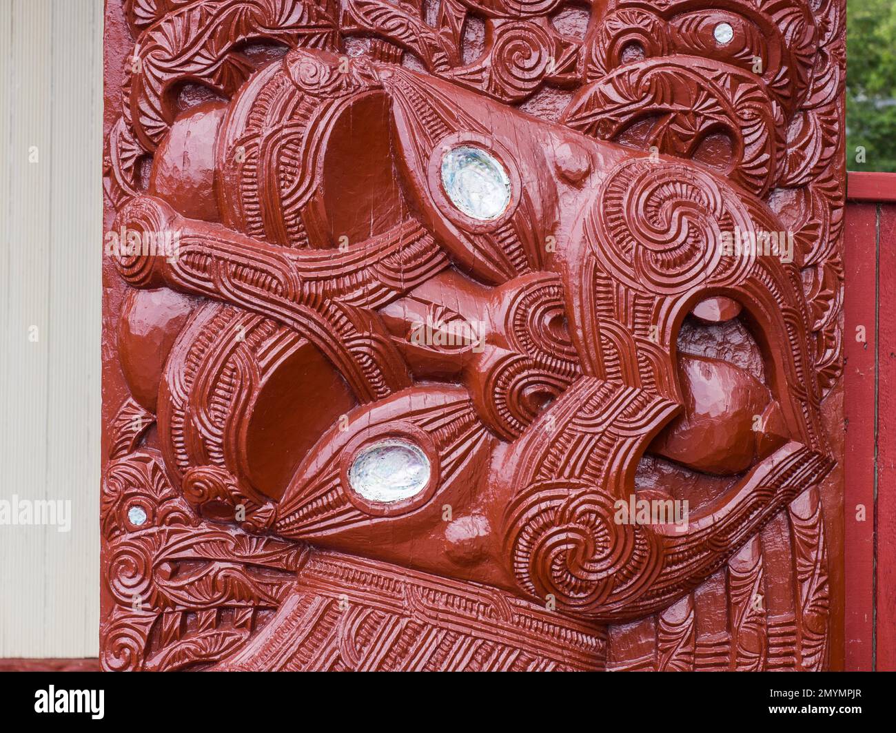 Schnitzereien im Maori Meeting House in Ohinemutu, Rotorua, Nordinsel, Neuseeland, Ozeanien Stockfoto