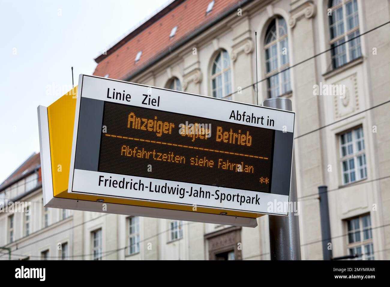 Digitale Anzeigetafel der Berliner Verkehrsbetriebe, Berlin, Deutschland, Europa Stockfoto
