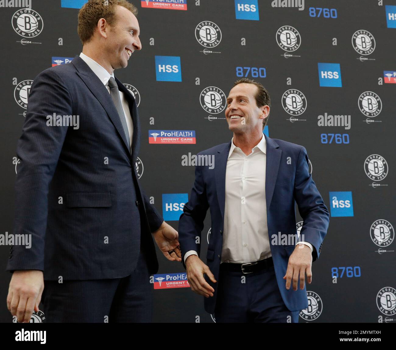 Brooklyn Nets' General Manager Sean Marks, left, poses for a photograph with the Nets' new head coach Kenny Atkinson after Atkinson was introduced to the media at the Nets Brooklyn training center, Monday, May 16, 2016, in New York. Atkinson is a former Atlanta Hawks assistant coach. (AP Photo/Kathy Willens) Stockfoto