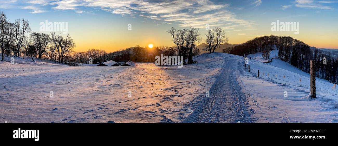 Winterwanderweg bei Sonnenuntergang, Frohburg, Trimbach, Solothurn, Schweiz, Europa Stockfoto