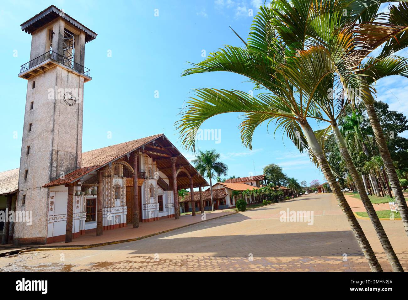 Hauptstraße mit Kathedrale, San Ignacio de Velasco, Santa Cruz Department, Bolivien, Südamerika Stockfoto