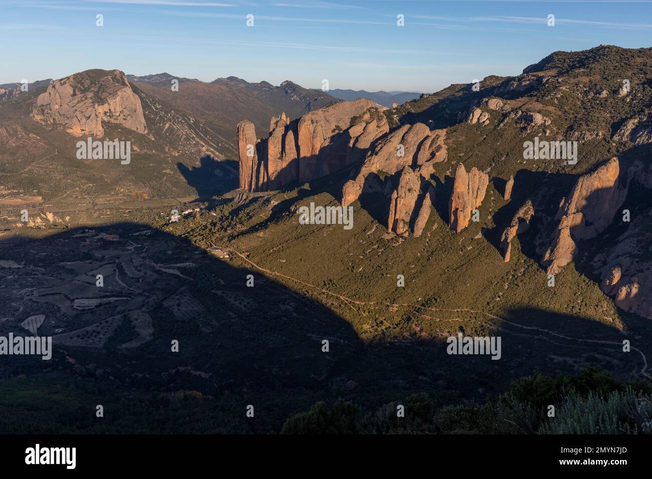 Los Mallos de Riglos, Felskonglomerat, Höhe der Felsen 300m, Paradies für Kletterer, Provinz Huesca, Aragon, südlicher Rand der Pyrenäen, Stockfoto