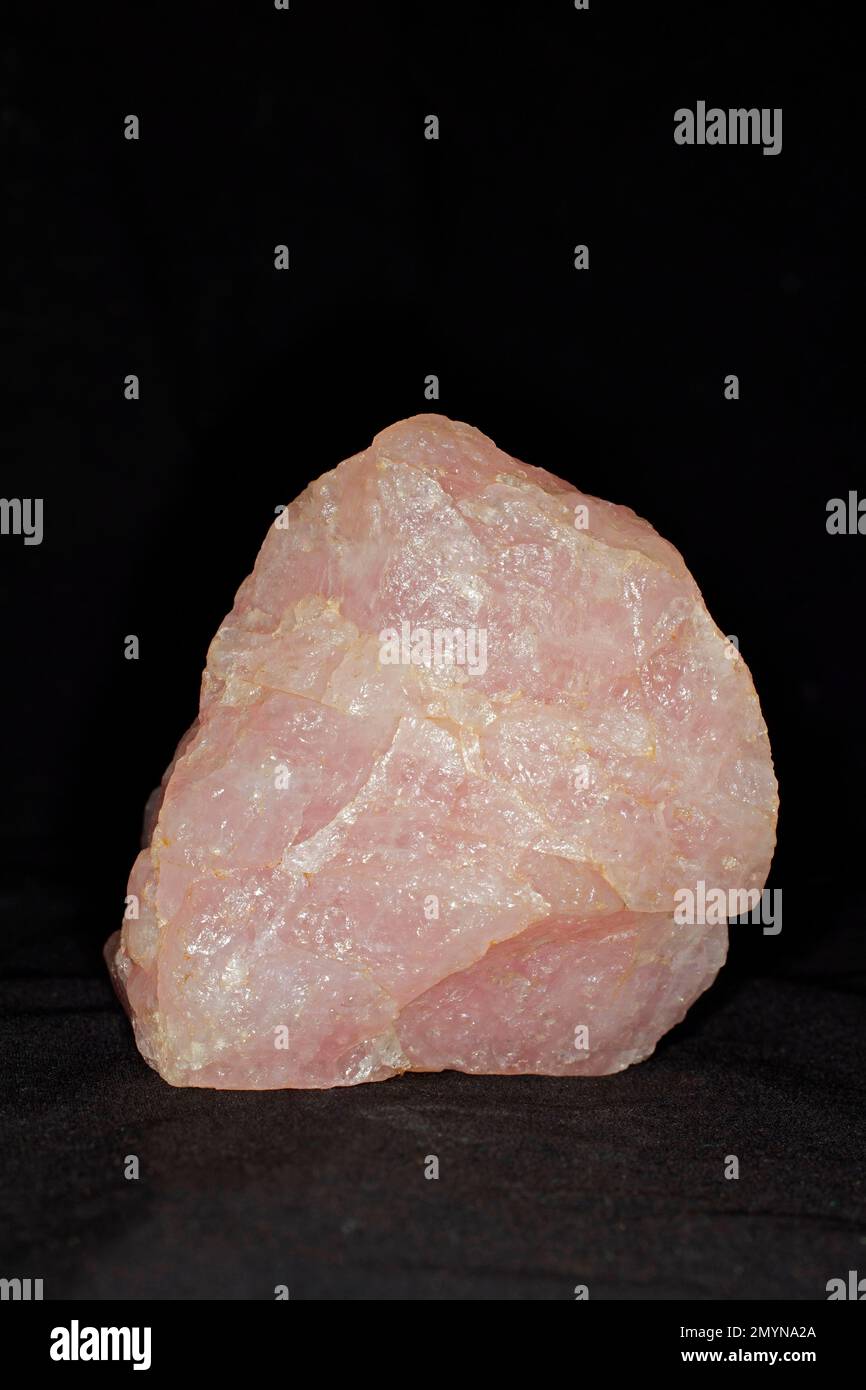 Rosenquarz, Studiofotografie mit schwarzem Hintergrund Stockfoto