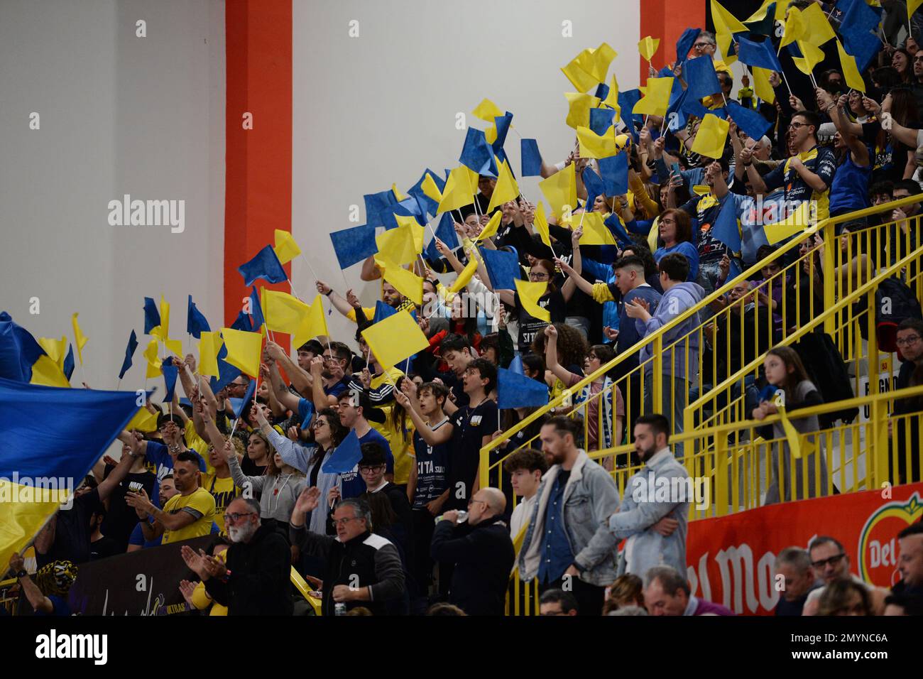 Vibo Valentia, Italien. 04. Februar 2023. Castellna-Fans beim Del Monte Italian Cup A2 Männerfinale – Tonno Callipo Vibo Valentia vs. BCC Castellana Grotte, italienischer Volleyball Men Cup in Vibo Valentia, Italien, Februar 04 2023 Kredit: Unabhängige Fotoagentur/Alamy Live News Stockfoto