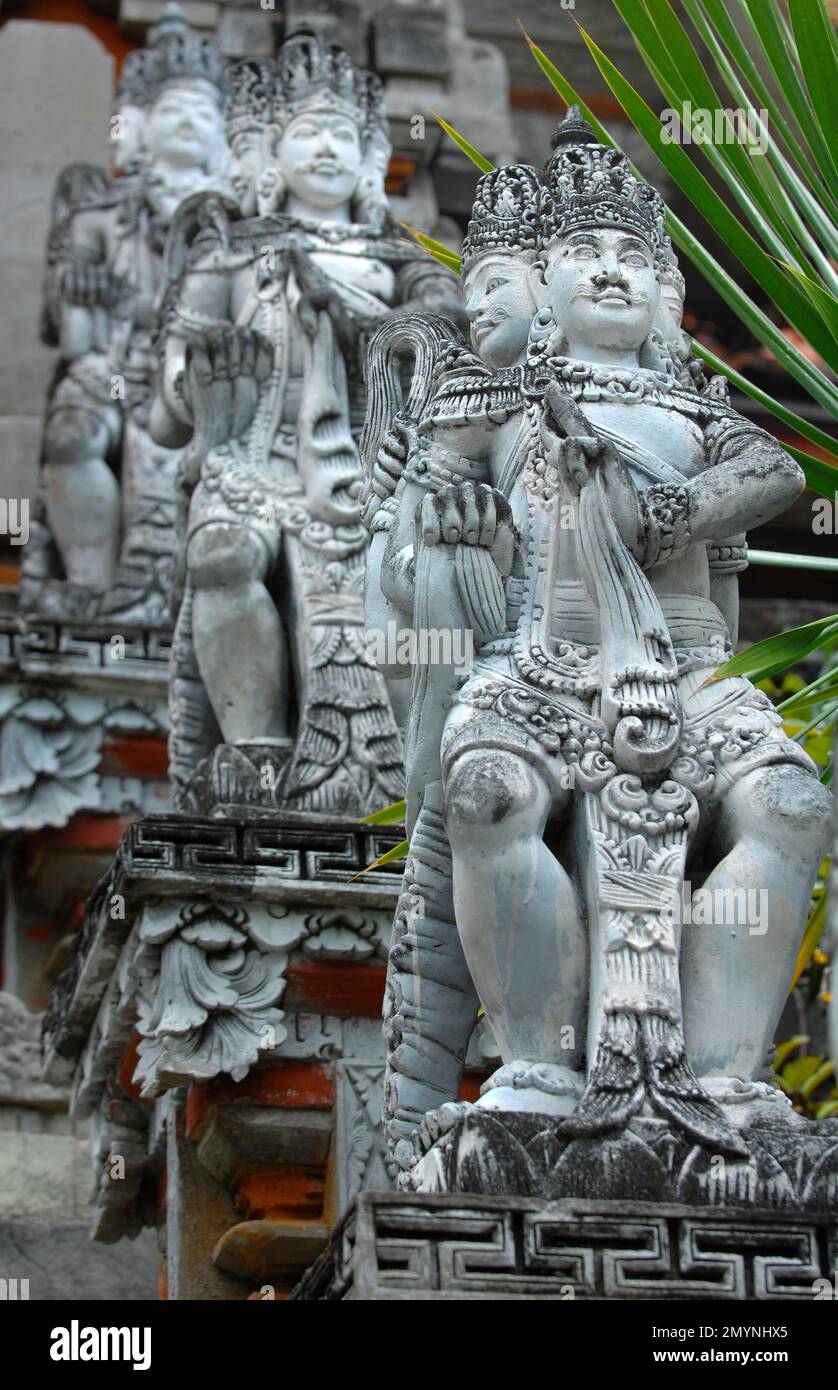 Mehrere historische Statuen der hinduistischen Gottheiten hindugott Brahma mit vier Köpfen an der Treppe zum hinduistischen Tempel, buddhistischer hinduistischer Tempelkomplex Pura Ulun Danu Stockfoto