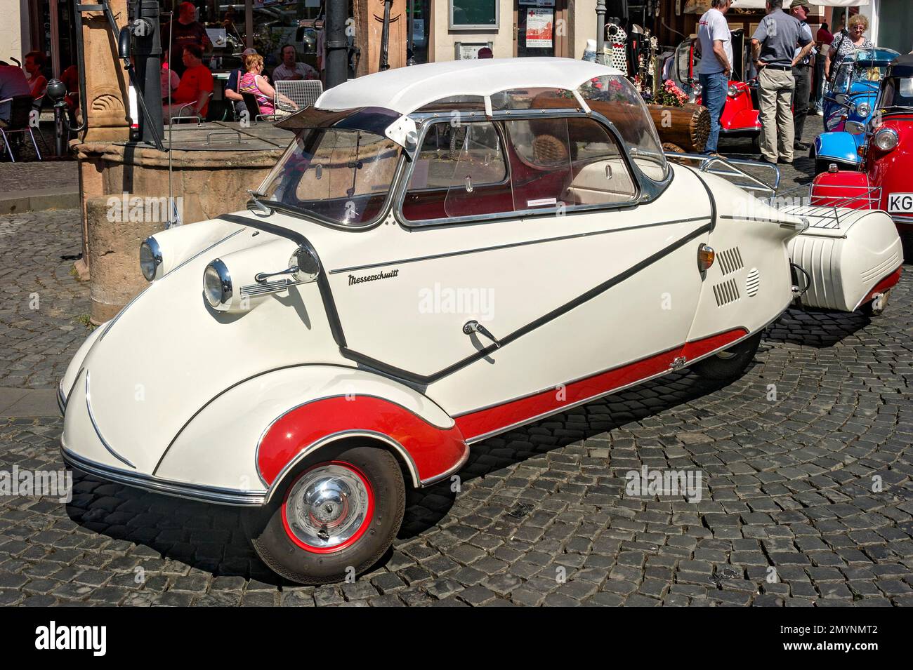 Klassischer Messerschmitt-Kabinen-Roller KR 200 mit Glasdach, Sonnenschutz und Anhänger, gebaut 1955 bis 1964, Marktplatz, Nidda, Hessen, Deutschland, Europa Stockfoto