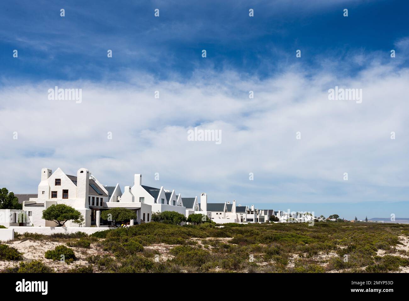 Eine Reihe weißer Häuser in mediterraner Architektur in einer ländlichen Küstenstadt am Westkap, Südafrika Stockfoto