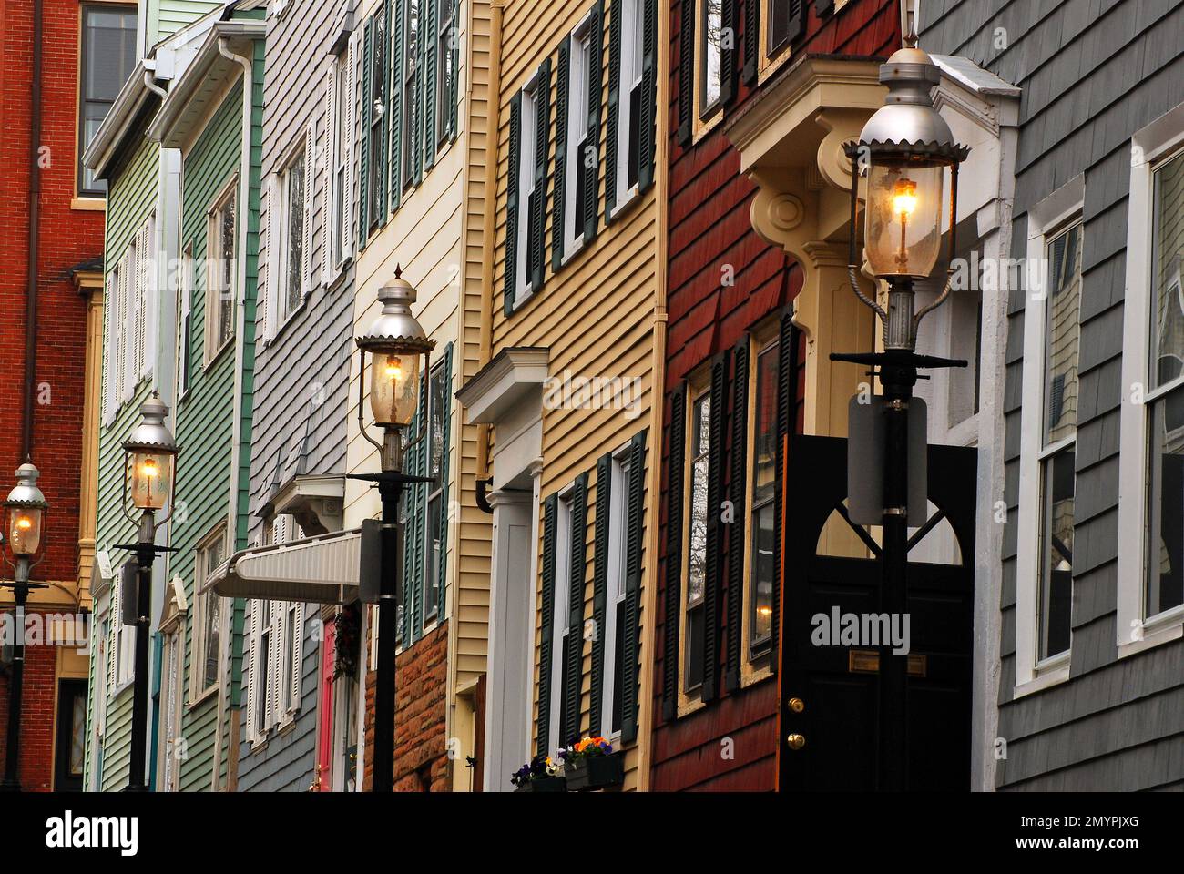 Die übereinander gestapelten Reihenhäuser in Charlestown bei Boston sind mit Lampenmasten im Kolonialstil beleuchtet Stockfoto