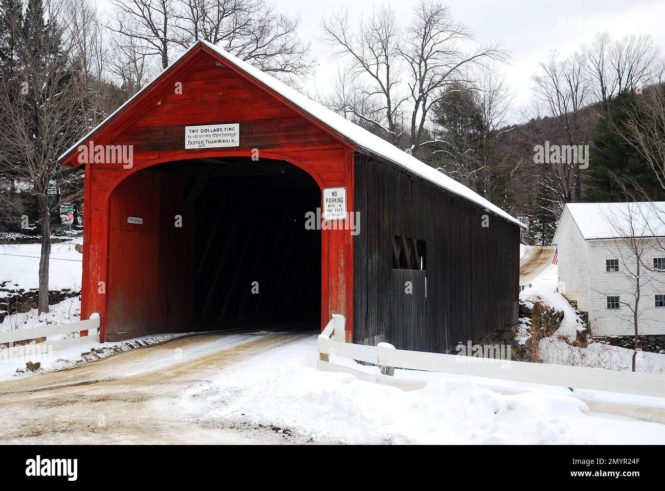 Eine rote überdachte Brücke im Winter von Vermont Stockfoto