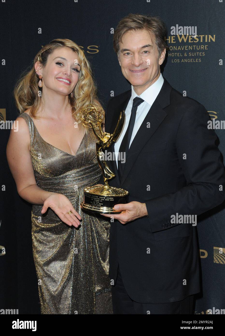 Daphne Oz, left, and Dr. Mehmet Oz, winner of the award for outstanding(01)