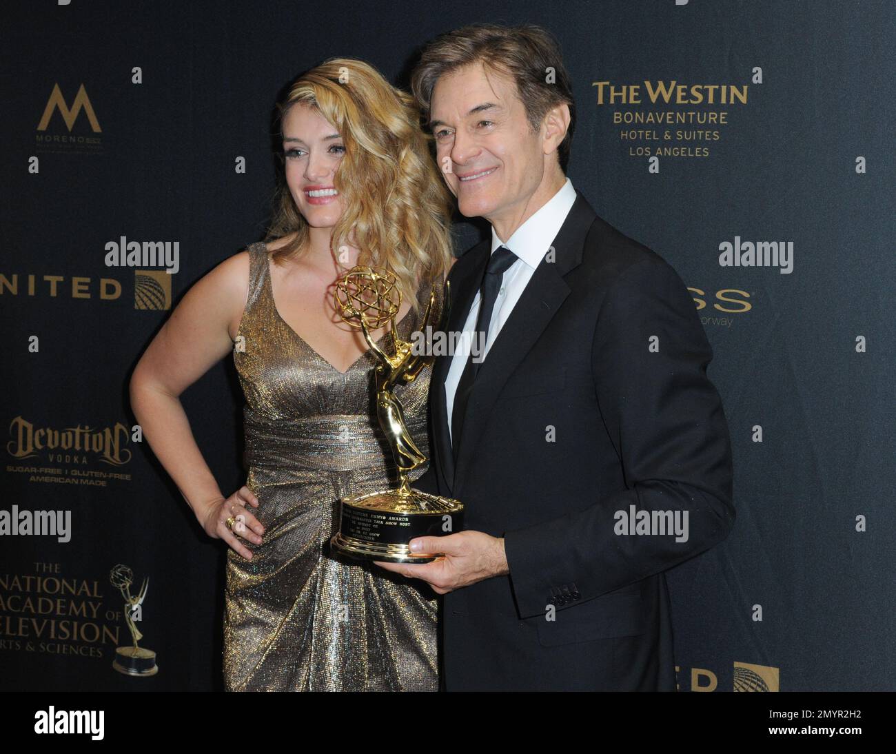 Daphne Oz, left, and Dr. Mehmet Oz, winner of the award for outstanding