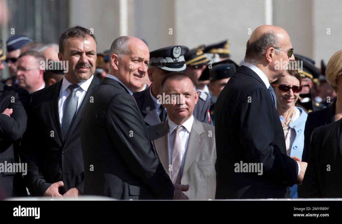 Franco Gabrielli, second from left, newly nominated Head of Police, waits for Pope Francis arrives for a special jubilee audience in St. Peter's Square at the Vatican, Saturday, April 30, 2016. (AP Photo/Alessandra Tarantino) Stockfoto