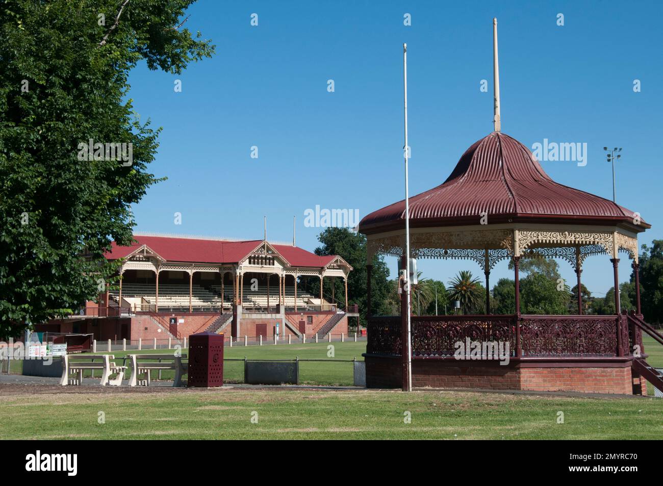 Haupttribüne und Band-Rotunde im Princes Park in Maryborough in den Victorian Central Goldfields Stockfoto