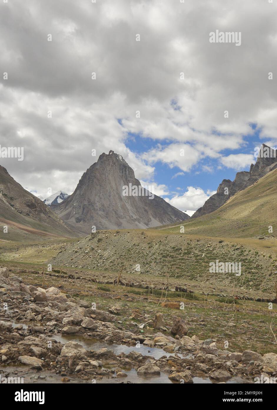 Mount Gumbok Rangan (Gonbo Rangjon). Ein tibetischer buddhistischer heiliger Berg, der sich auf der Wanderroute Darcha-Padum, dem Dorf Kargyak, dem Lungnak-Tal, Zanskar, Ladakh, INDIEN. Stockfoto