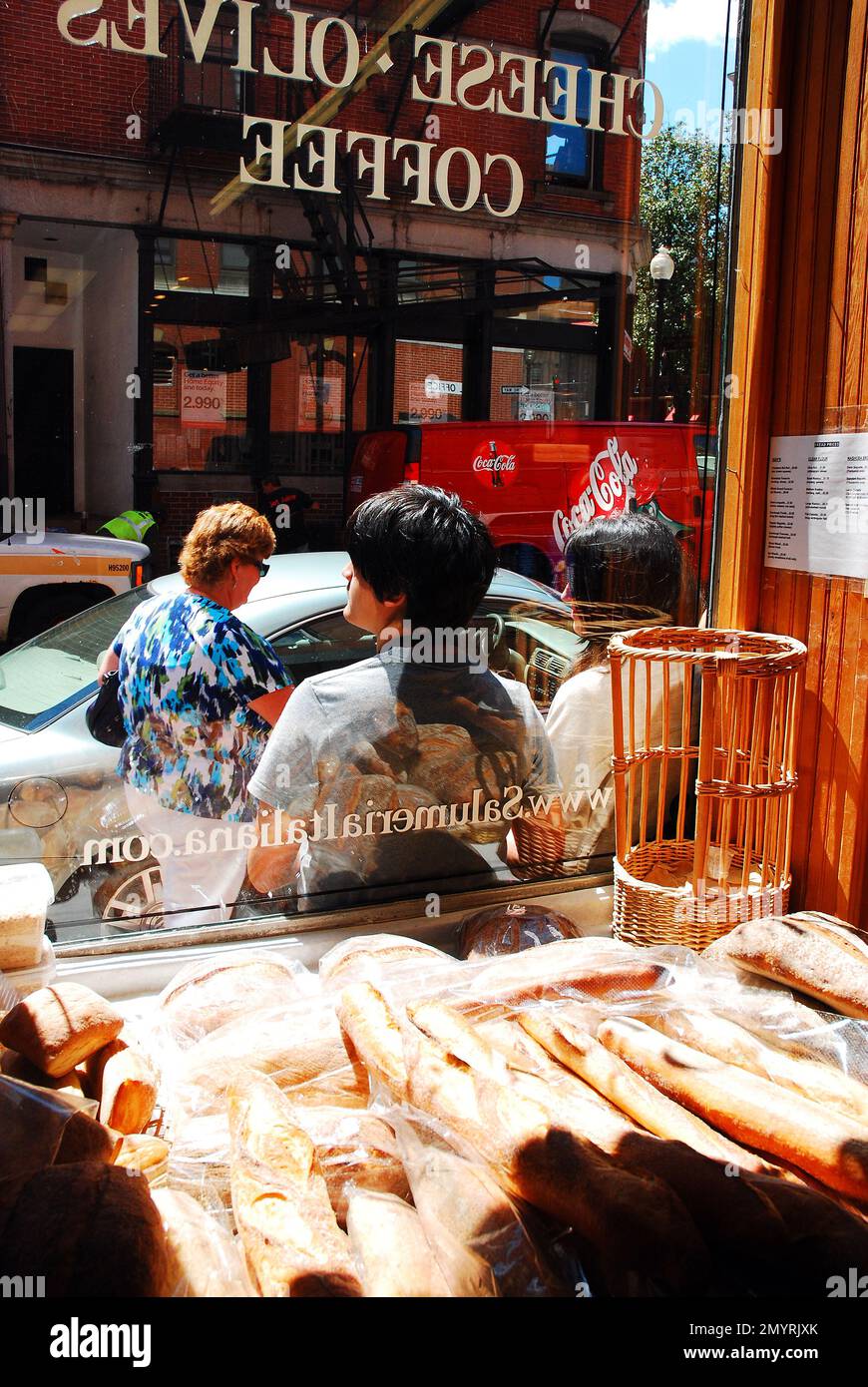 In einem kleinen Fleischladen im North End von Boston werden italienische Brotlaibe ausgestellt Stockfoto