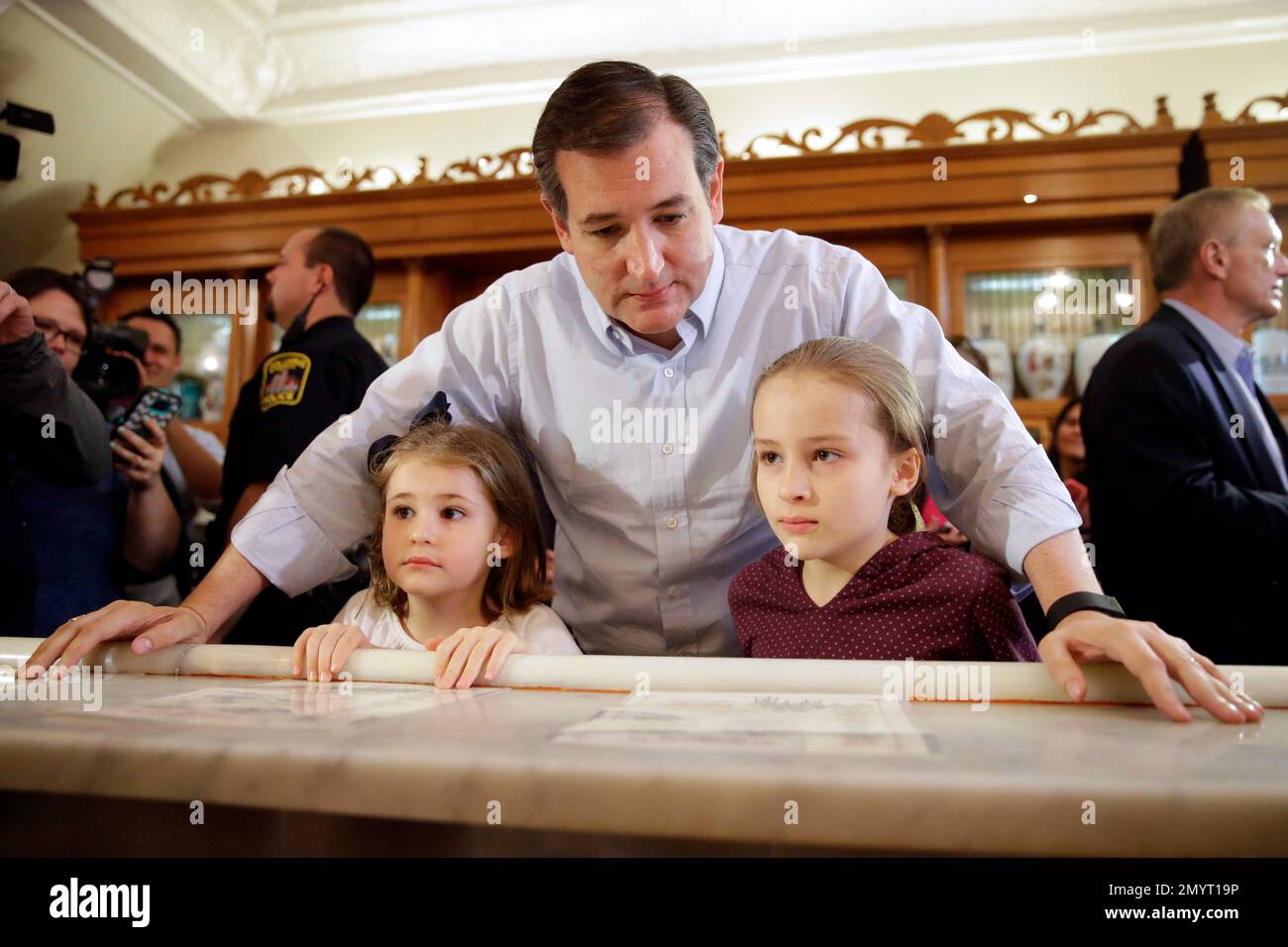 Republican presidential hopeful Sen. Ted Cruz orders ice cream with his daughters Caroline, right, and Catherine during a campaign stop at Zaharakos Ice Cream Parlor in Columbus, Ind., Monday, April 25, 2016. (AP Photo/Michael Conroy) Stockfoto