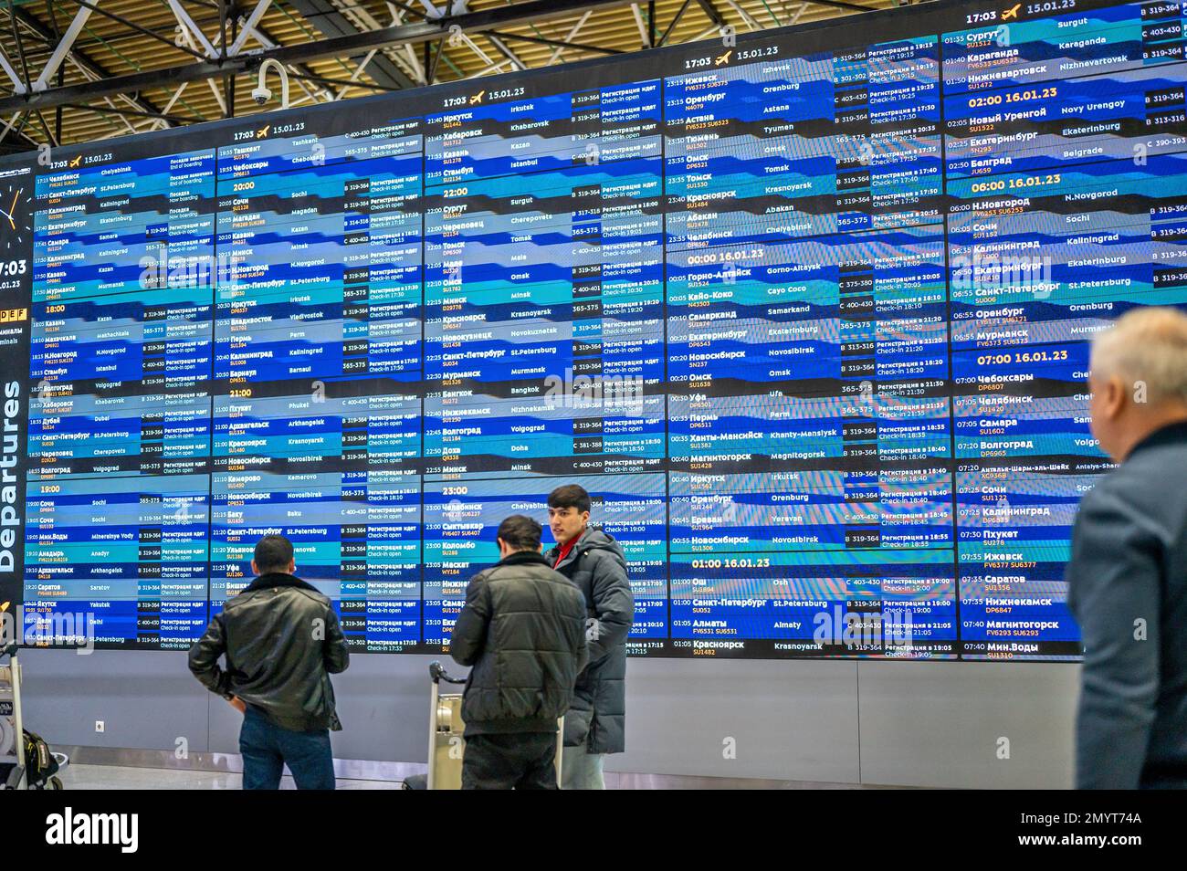 Frankfurt, Deutschland - 4. Februar 2023: Flugplantafel. Reisende, die vor dem Flugplan am internationalen Flughafen stehen. Schließen Stockfoto