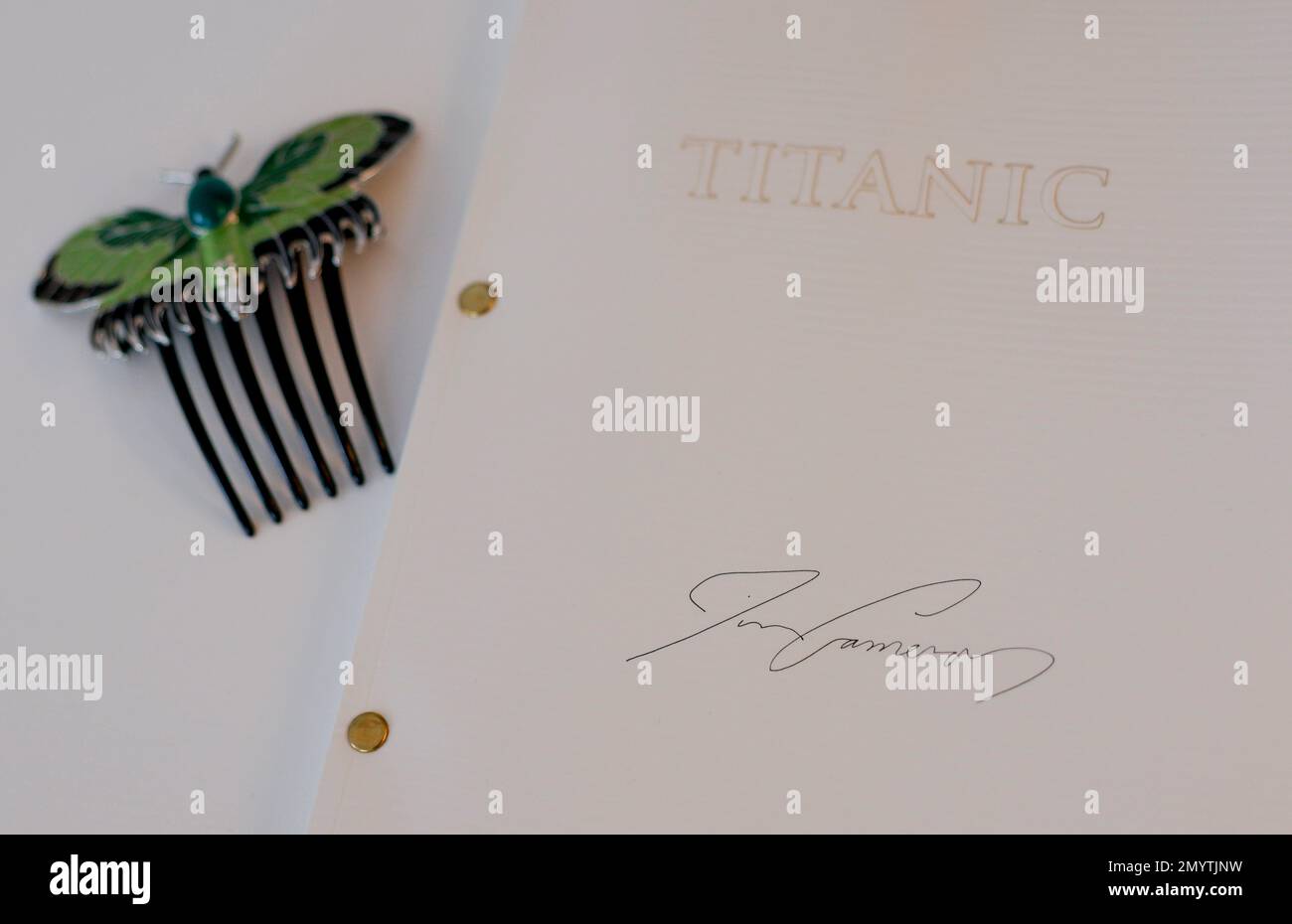 Flintbek, Deutschland. 21. Januar 2023. Auf dem Wohnzimmertisch des Vorsitzenden der Deutschen Titanic liegt ein Schmetterlingskamm, der von Schauspielerin K. Winslet im Film Titanic getragen wurde, und ein von Regisseur James Cameron unterzeichnetes Originalskript. Der Film Titanic wurde vor 25 Jahren am 08. Februar 1998 vorgestellt. Kredit: Axel Heimken/dpa/Alamy Live News Stockfoto