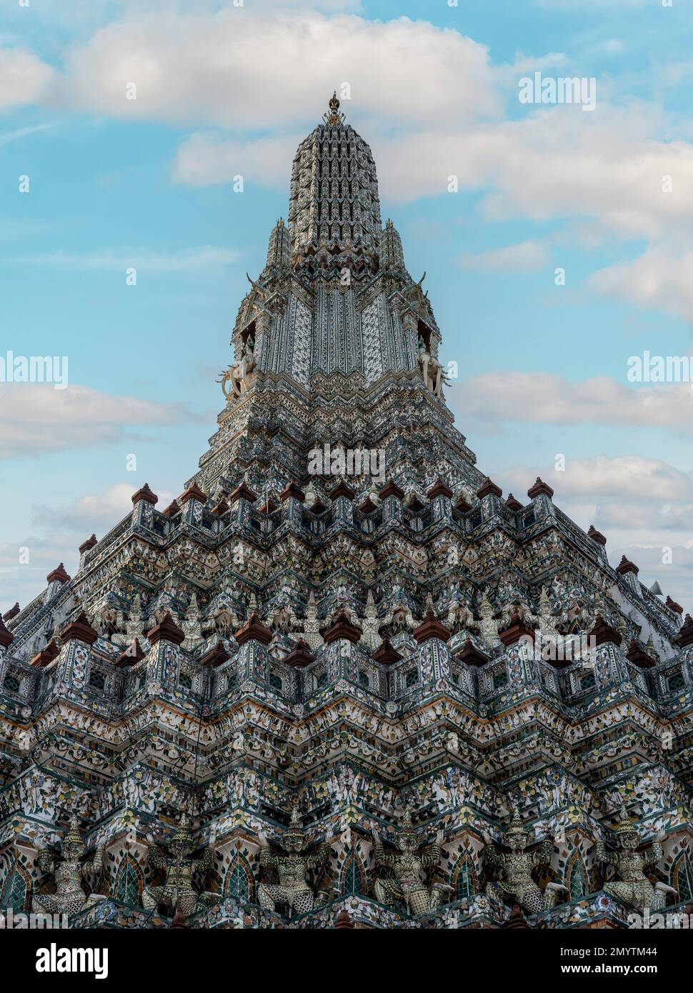 Wat Arun Tempel in Bangkok Thailand. Wat Arun ist ein buddhistischer Tempel im Yai-Viertel von Bangkok und gehört zu den bekanntesten Wahrzeichen Thailands. Vorl Stockfoto