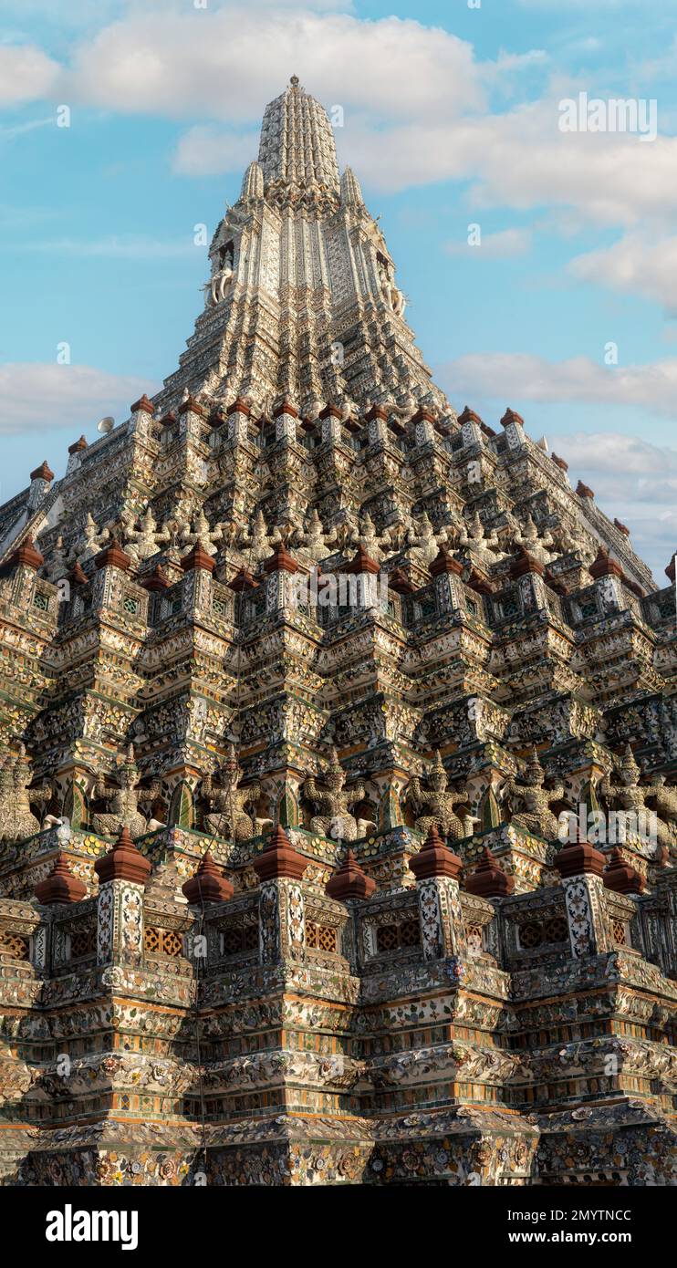 Wat Arun Tempel in Bangkok Thailand. Wat Arun ist ein buddhistischer Tempel im Yai-Viertel von Bangkok und gehört zu den bekanntesten Wahrzeichen Thailands. Vorl Stockfoto