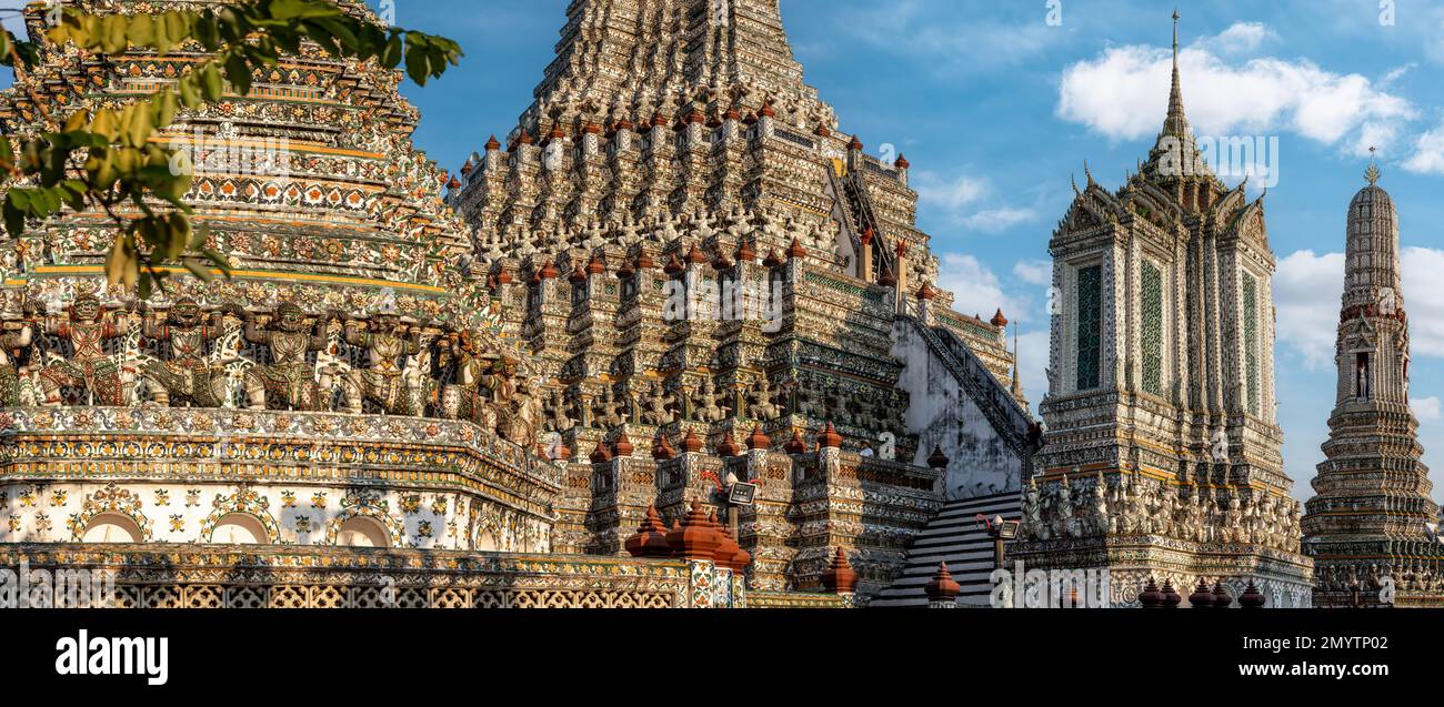 Wat Arun Tempel in Bangkok Thailand. Wat Arun ist ein buddhistischer Tempel im Yai-Viertel von Bangkok und gehört zu den bekanntesten Wahrzeichen Thailands. Vorl Stockfoto
