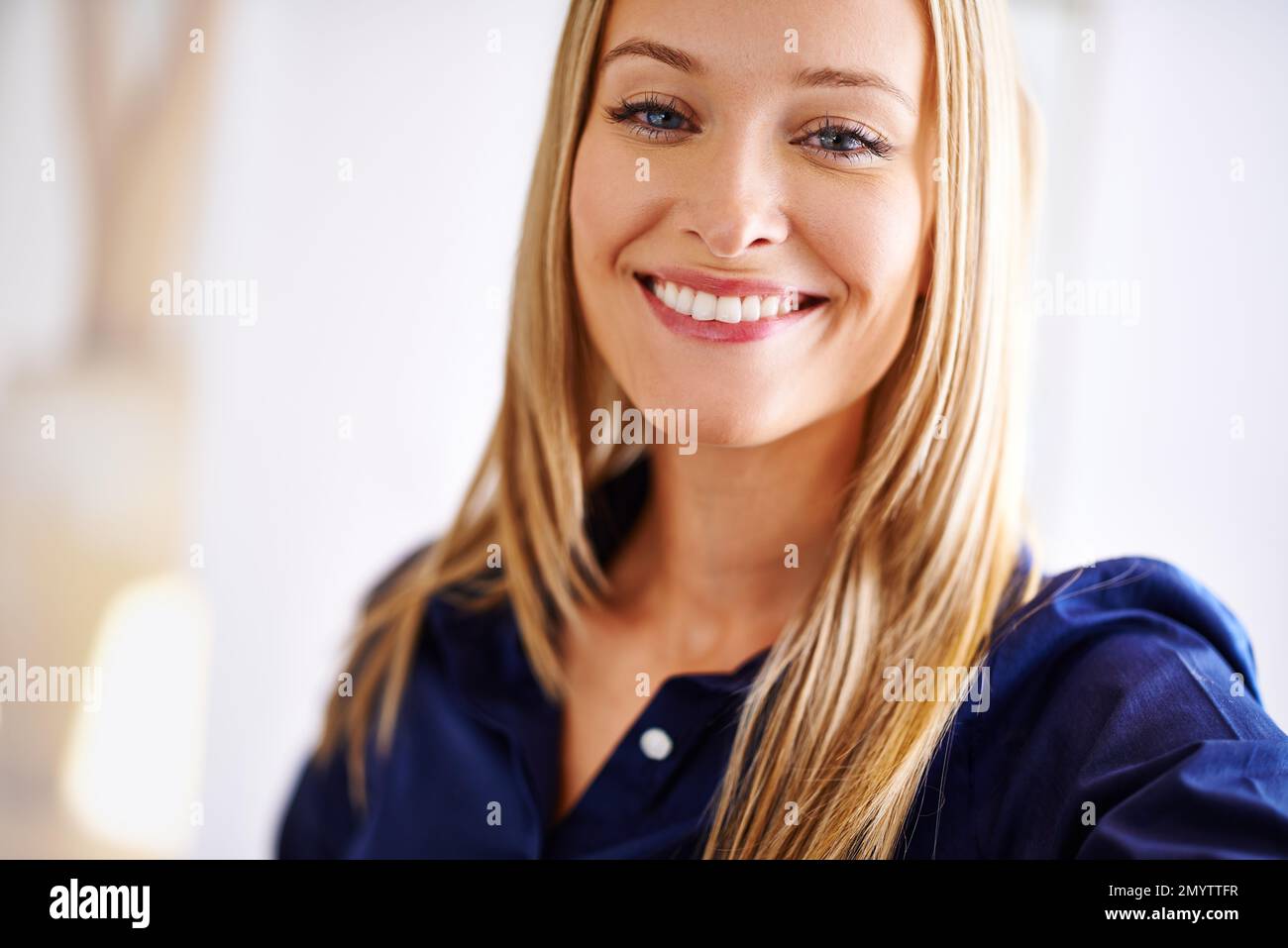 Sei die Art von Frau, die du kennenlernen willst. Porträt einer erfolgreichen jungen Geschäftsfrau. Stockfoto