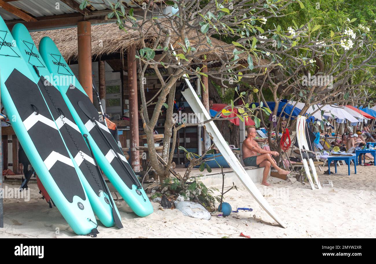 Thien Beach auf Koh Larn. Paddelbretter in einer Reihe am Sandstrand Stockfoto