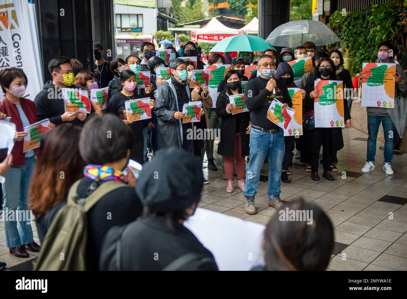 Taiwan Alliance for Myanmar und Menschenrechtsorganisationen veranstalten am 05. März 02/2023 in Taipeh, Taiwan, einen Protest, um den zweijährigen Jahrestag des Militärputsches Myanmars und den zweijährigen Jahrestag der birmanischen Unruhen zu begehen. Demonstranten weigern sich, Wahlen in Myanmar anzuerkennen, und drängen die taiwanesische Regierung, die Beziehungen zu ihrer Regierung zu unterbrechen. Von Wiktor Dabkowski Stockfoto