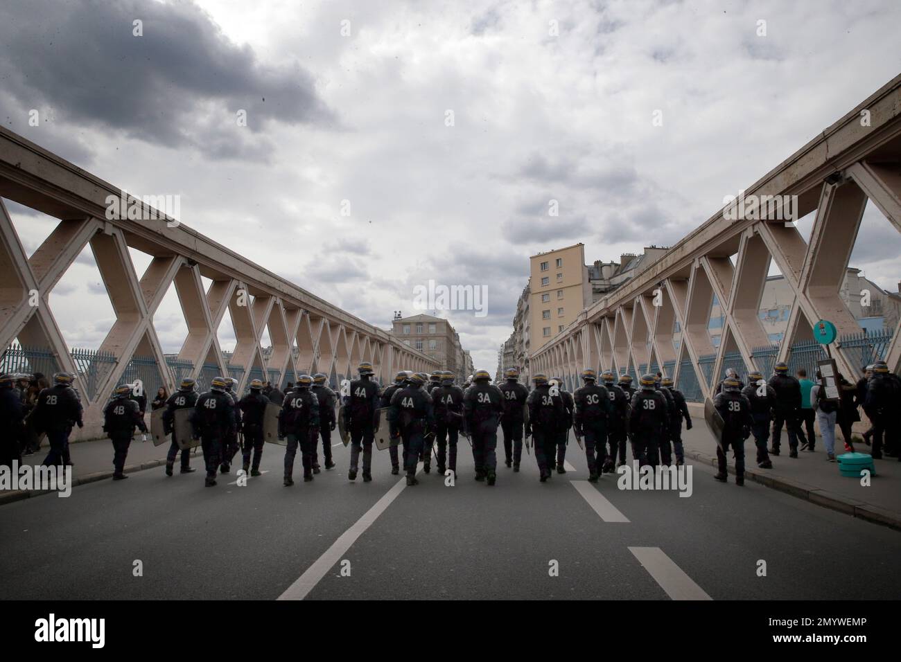 Riot police officers take position during a high school protest in Paris, Thursday, April 14, 2016. Protesters across France are again marching to voice their anger at labor reforms being championed by the country's Socialist government. (AP Photo/Christophe Ena) Stockfoto
