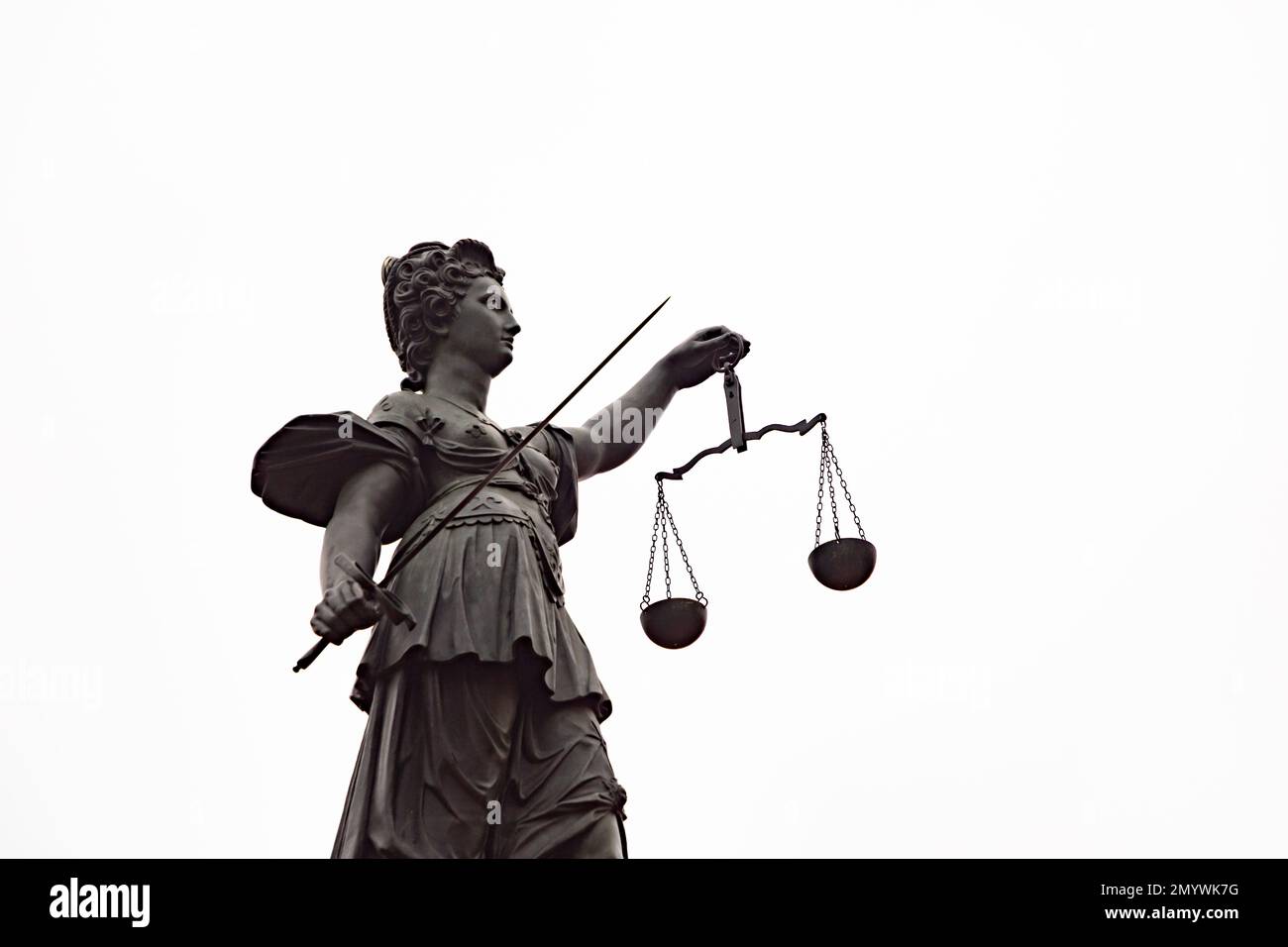 lady Justice in Frankfurt mit Schwert und Lohn als Symbol für Recht, Gerechtigkeit und Ordnung Stockfoto