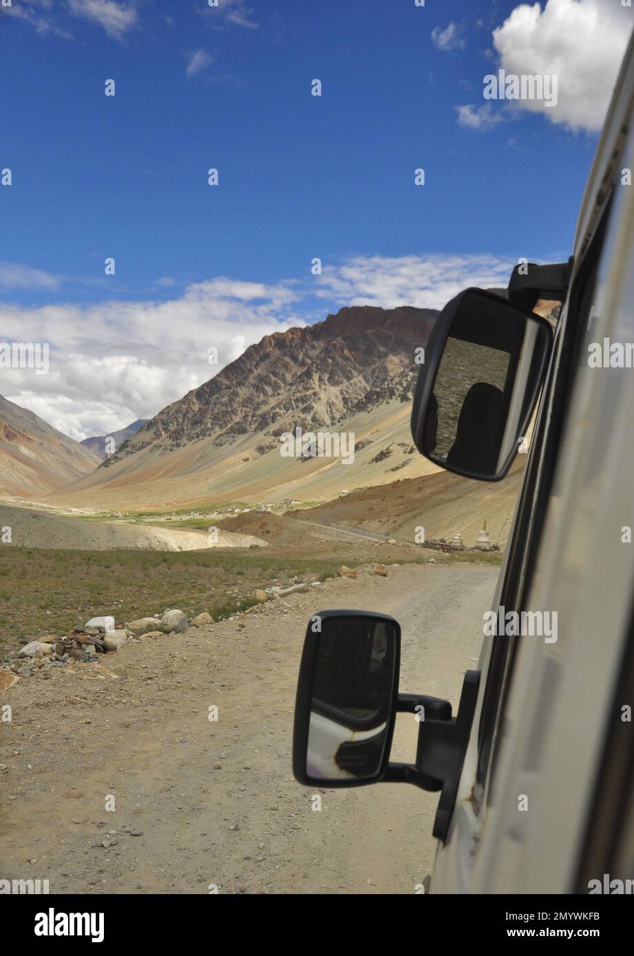 Selektiver Fokus auf den Blick auf das wunderschöne Tal vom Passagierbus, der auf dem Weg der Darcha-Padum Straße, Ladakh, INDIEN fährt. Stockfoto