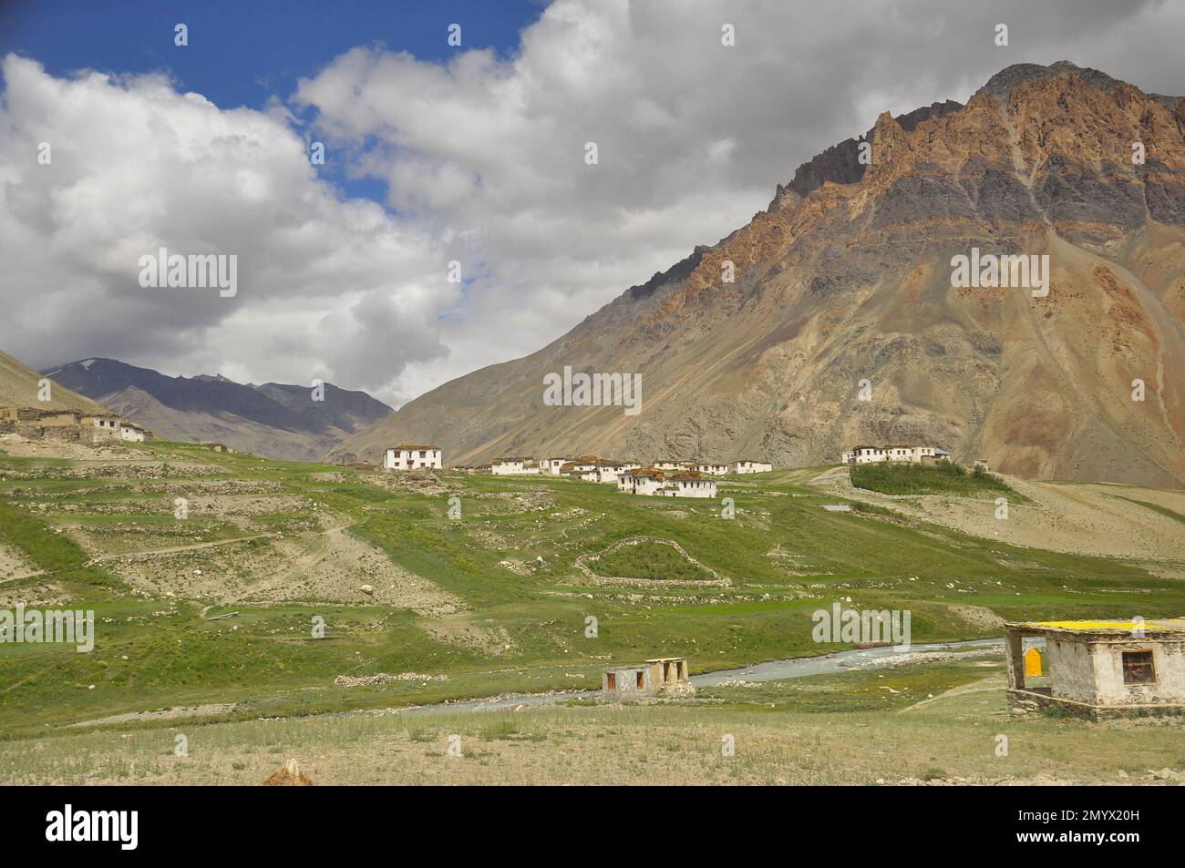 Blick auf ein Dorf neben einem wunderschönen felsigen Berg mit einem Fluss entlang der Darcha-Padum Straße, Ladakh, INDIEN. Stockfoto