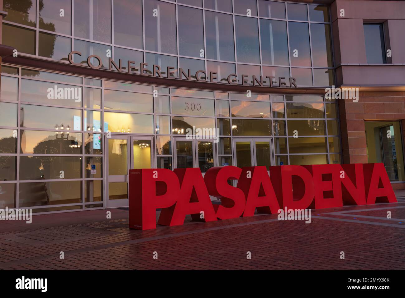 Das Konferenzzentrum befindet sich vor dem Gebäude des Pasadena Convention Center mit dem Namen der Stadt in roten Buchstaben. Stockfoto