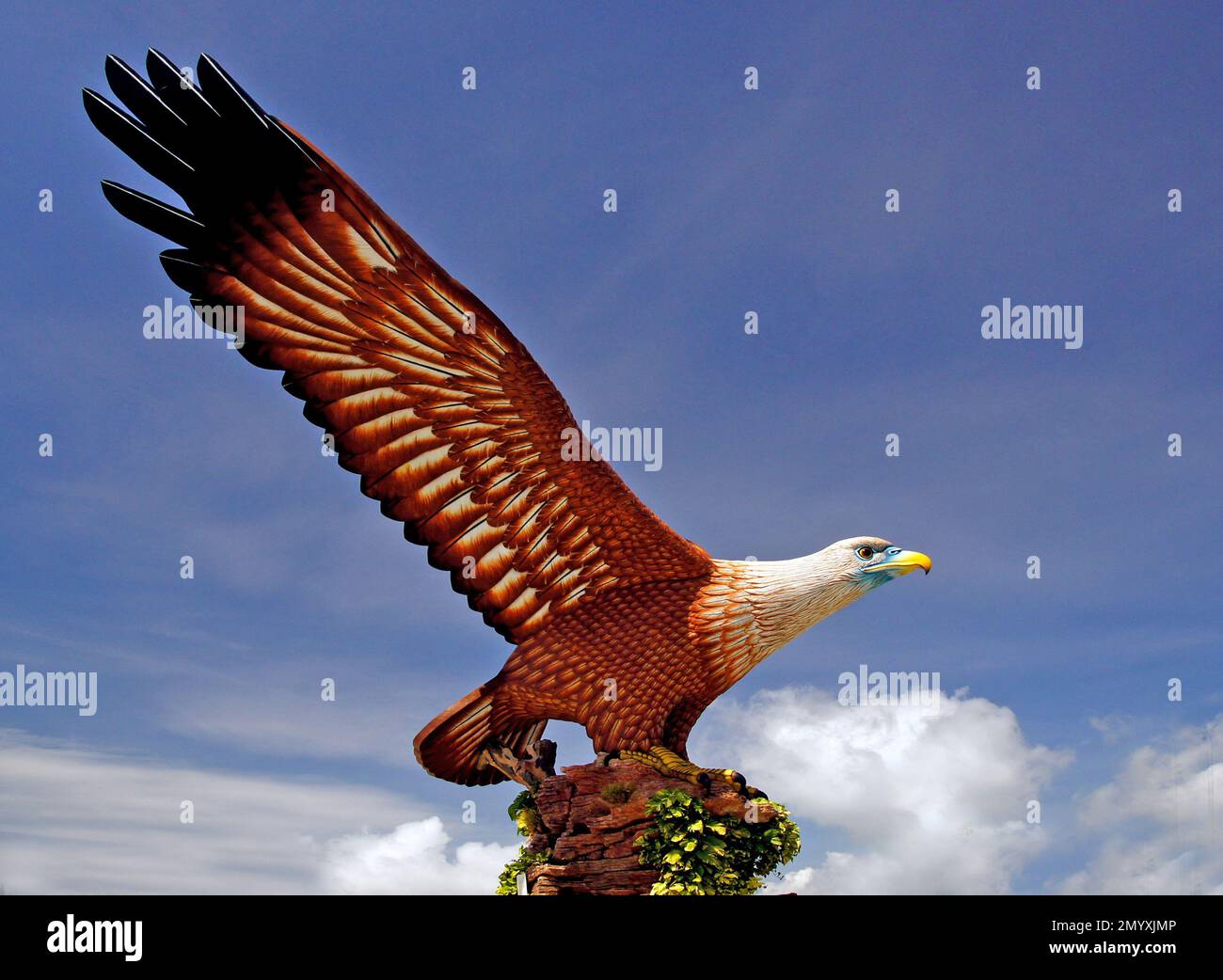 Bernard Spragg - wunderschöne Vogelskulptur Fotografie - Dataran lang (Adlerplatz) Langkawi, Malaysia Diese Statue eines Adlers, der in die Luft fliegt. Stockfoto