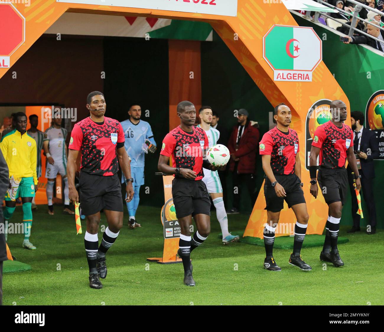 Die Schiedsrichter treffen am 4. Februar 2023 im Nelson Mandela Stadion in Algier, Algerien, zum Finalspiel zwischen Algerien und Senegal während der Afrikanischen Weltmeisterschaft 7. ein. Foto: Hamza Bouhara/ABACAPRESS.COM Stockfoto