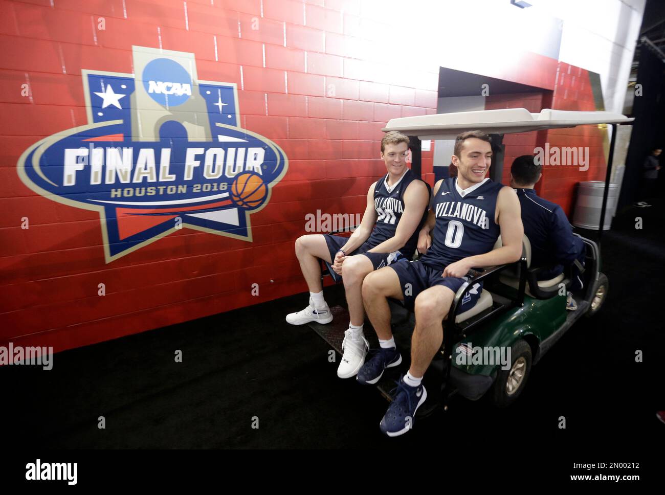 Villanova's Patrick Farrell (20) and Henry Lowe get a ride to a practice session for the NCAA Final Four college basketball tournament Thursday, March 31, 2016, in Houston. (AP Photo/Eric Gay) Stockfoto