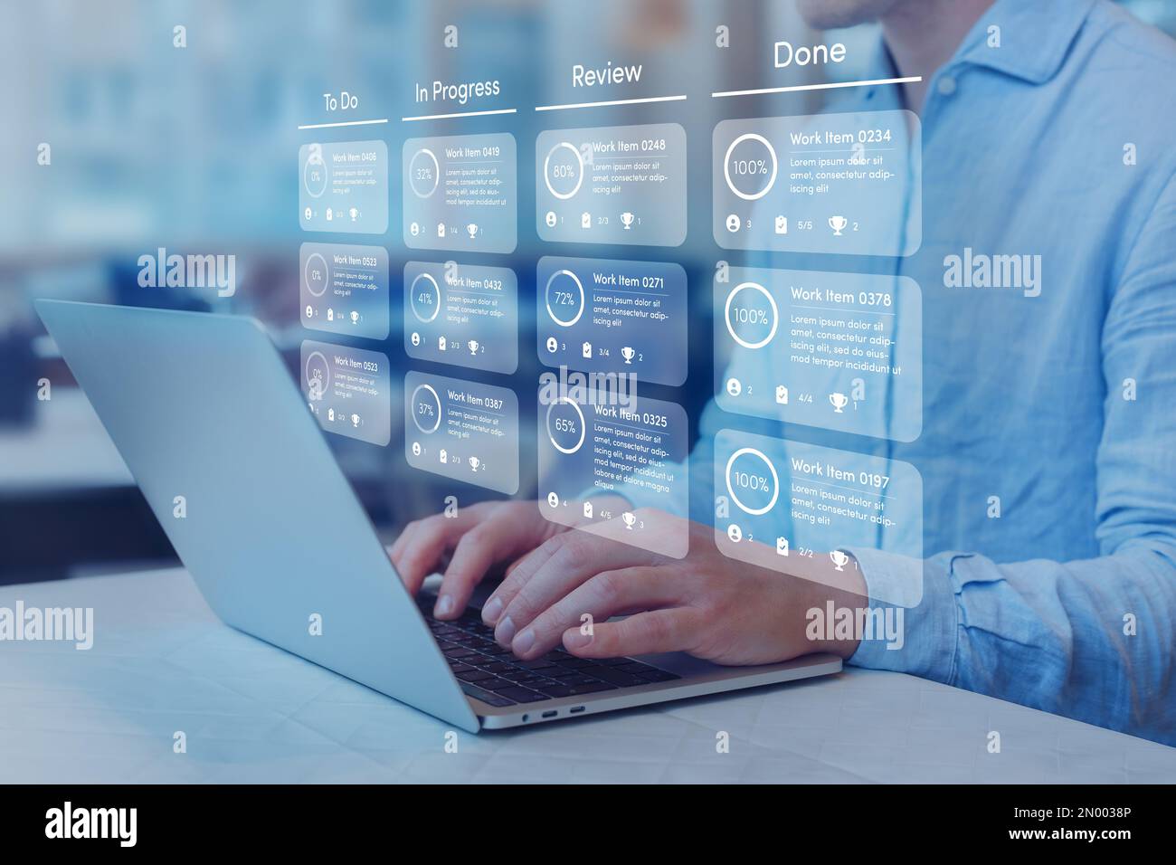 Agile Softwareentwicklung oder Projektmanagement mit Kanban- oder Scrum-Methodenplatinen auf dem Bildschirm. Prozesse, Arbeitsabläufe, visuelle Organisationstools und Stockfoto