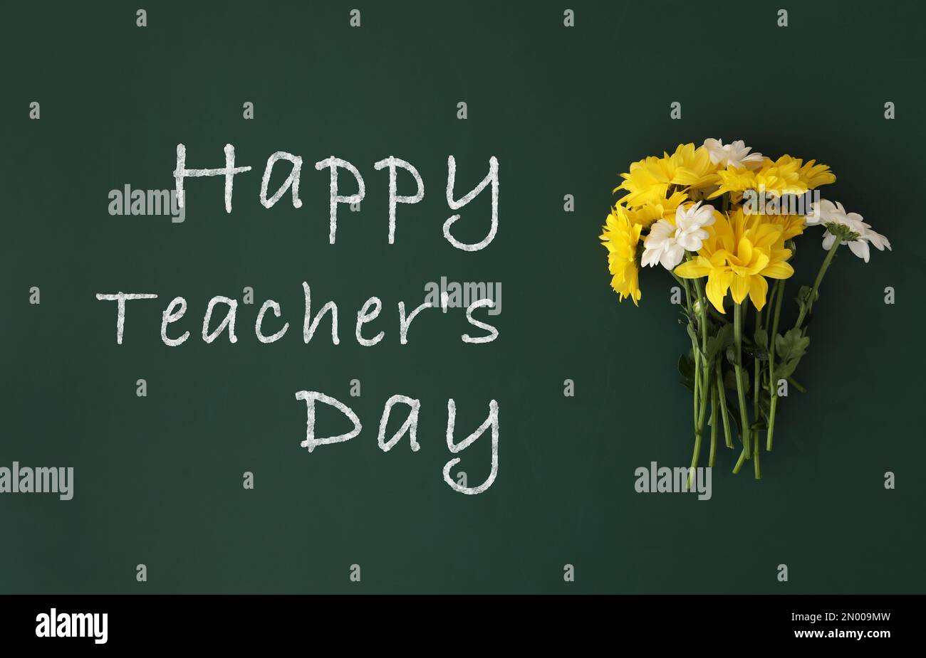 Text Happy Teacher's Day und wunderschöne Blumen auf grüner Tafel, Draufsicht Stockfoto